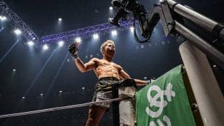 【RIZIN.48】朝倉未来が認める18歳の“超新星”秋元強真、1RTKOで鮮烈デビュー　朝倉海と笑顔でハイタッチ「盛り上げていくのは僕」