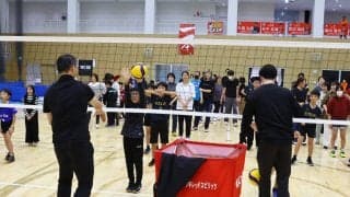 “ふれあいバレーボール体験”で競技を身近に。Vリーグ 富士通は試合後に来場者へコートを開放する取り組みも