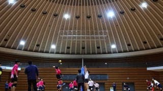 JOC杯へ大阪南と沖縄の選抜男子が会場で練習試合を実施し交流も。12月25日に大阪で開幕