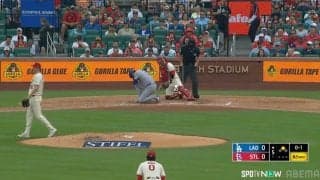 「大丈夫か」大谷翔平、自打球で膝をつき約5秒“フリーズ”状態に…つま先直撃で悶絶 ファンからは心配の声「骨折は勘弁」