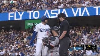 ド軍マンシーが怒り心頭！審判に詰め寄り猛抗議、ロバーツ監督もベンチで“激昂” 微妙なスイング判定に球場騒然