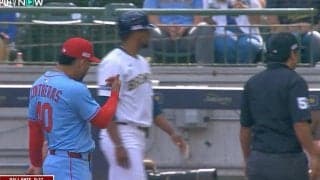かかってこい！ 走者が故意に突進？塁上で“衝突アクシデント”発生→キレた野手が相手ベンチと口論… あわや一触即発のトラブルに
