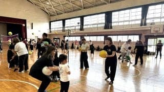 元女子日本代表竹下佳江さんと親子でバレーボールを体験