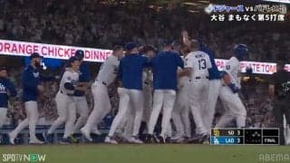 「なにしてんのw」ドジャース劇的サヨナラホームランで大歓喜→大谷翔平がテンションMAXでみせた“まさかの行動”にファンツッコミ「なんで由伸w」