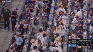 「ナイスキャッチ！」大谷翔平のファウルボールを手にした観客が大はしゃぎ “麦わら集団”も拍手喝采
