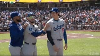「ついに勝った！」先発・大谷をロハスが“労う”粋な光景 勝利の“立役者”をナインも賞賛…大谷の笑顔が溢れた歓喜の瞬間