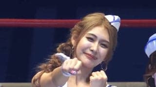一人だけ“美改造”ビキニで登場 “黒帯”ラウンドガール「気合入りすぎ」ネット騒然