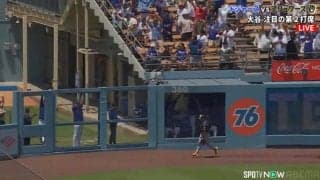 ショウヘイのホームランがきたぞ！ 大谷翔平の34号アーチでブルペンみんなが“バンザイ”珍しい逆方向弾に本拠地全体が熱狂の瞬間