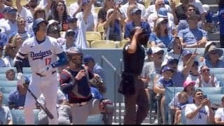 大谷翔平の特大134m弾に相手捕手はマスク脱ぎ“呆然” 片膝立ちで5秒以上“微動だにせず”…ただ打球を見つめる