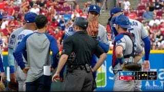 大谷翔平を「ポンってした」フリーマンの“行動”に反響 「心配そうな表情」を見せる大谷へ…マウンドで見せた“絆”