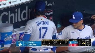 降板した大谷へ…エ軍時代から支えるコーチが見せた“気遣い” 「イーベルコーチも身体を寄せて」信頼関係を物語る一幕