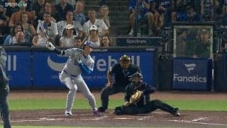 大谷翔平、片手1本で相手グラブを“弾き飛ばす”技ありヒットを放つ…今日は“珍打”で久々マルチにファン安堵