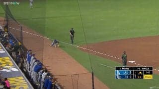 大谷翔平が“ひっそり拍手”で称賛したド軍ルーキーのハッスルプレー！ 先発の大ベテラン・カーショーも激賞…カメラが捉えた一部始終