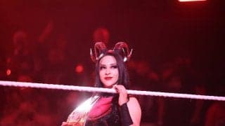 カメラから「チラッ」ラテン系美女レスラー、挑発的な“小悪魔コスチューム”にファンもメロメロ