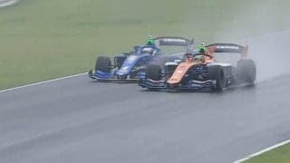 元F1テストドライバーの“黒船”が「飛び込んできました」 大胆アタックに「凄かった。白煙の中から出てきた」放送席唸る