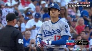 大谷翔平、エ軍元同僚に抱きついた！？ “じゃれ合う”光景に「塁上でネトくんと」ネット沸騰