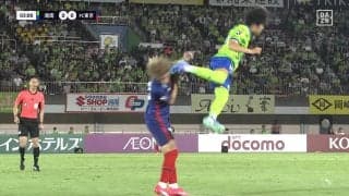 「レッドじゃない？」後ろ足飛び蹴り→顔面直撃の危険プレーにファン騒然「プロレス以外で初めて見た」「どんな足の出し方だよ」