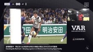 「転倒するほどの接触？」「文句なしで退場」“DOGSOレッドカード”が物議！「手を出しちゃダメ」「飛べる大迫が流石」広島DFが神戸FWを引き倒した瞬間