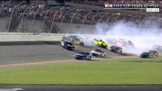 サーキット騒然！ レース序盤に異例12台の多重クラッシュ “聖地”で赤旗…8分30秒中断の波乱「なす術がなかった」