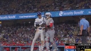 何が起きた？ 大谷翔平の打席で“謎のハプニング”「どうした」「ビックリした」突然動かなくなる… ファン騒然「珍プレー行き」