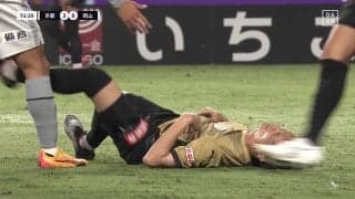 「一発レッドも...」レイトタックルへの報復行為？倒された選手の足が相手に接触→イエローに「位置確認して蹴ってる」「厳しい気も」ファンの意見様々