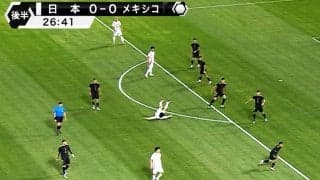 PKなしで物議！日本代表FWが突き飛ばされる…「こんなダーティーを許していいのか」「審判が見てない」ボール無関係のファウルをVARも見逃した瞬間