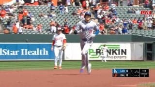 大谷翔平、ホームランで新ポーズ？ 走りながら“謎の動き”披露に「いつもと違う」ファン注目