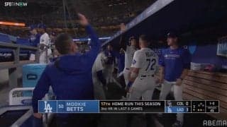 大谷翔平も一緒にはしゃぐ！ 復活ベッツの豪快ホームランで“いい雰囲気”カメラが捉えたベンチの様子