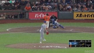 ドジャース戦でまさかの光景…バックネット裏で観戦するマスコットが話題「自由すぎるw」「かわいいなw」ファン騒然の一幕