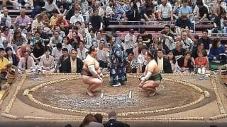 「え、相撲観戦してる！」「色気を放ち過ぎていて…」大相撲中継に大物アイドルの姿 ネット大興奮