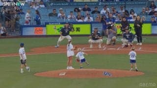 山本由伸は捕手に変身！現役引退のカーショウ、子ども達の始球式がかわいい…ファンもほっこり「なんて素晴らしい光景」
