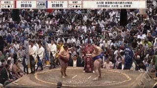 「えげつない存在感」「どうしても目が行ってしまう」大相撲、行司の“背後”にイカつい人影 ただならぬ存在感に騒然