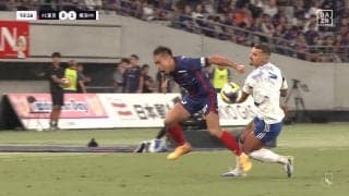 嘘だろ？日本代表DFを吹っ飛ばしてボール強奪「長友を吹き飛ばすのはすごいな」強烈マッチアップで競り勝ったベルギー人MFのデュエルに脚光