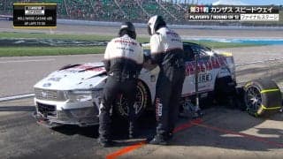 F1ではあり得ない！？ クラッシュしたマシンを「何がなんでも」直したい→驚きの光景に「出ましたね」実況は“驚かなかった”意外な手法