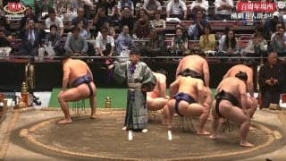 「脳がバグるw」「横綱危うし」衝撃の光景に館内どよめきと笑い 元若乃花「普通の稽古でも大変なのに…」“横綱五人掛かり”に驚き
