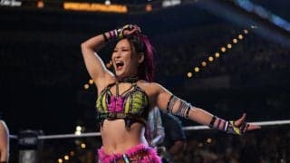 「何やらせてんだ」人気日本人女子レスラーが“靴でビール一気飲み”の奇行…まさかの“伝統儀式”にファン困惑「吐きそう」