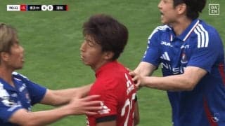 「なぜキレた？」長期出場停止も…浦和MFが副審を小突き一発退場「手を出すのは愚か」「何やってんだよ」まさかの暴挙に批判