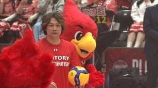 香取慎吾、始球式で“まさか”の事態 レシーブに飛び込んだ選手が“オモシロ神対応”