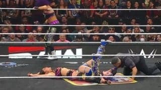 日本人女子レスラー、米マットで“開脚”フリーズの衝撃光景 豪快パワーボムでマットに突き刺さり…