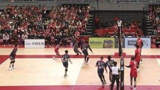 これはマズい！ 逃げ惑うイケメン指揮官…男子バレーで“珍”光景に会場のファンもほっこり