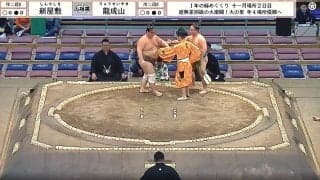「まだー！（怒）」若手行司、身を挺して“待った”「これは激おこ」「よく止めた」ファン注目 あまりの迫力に「すみません」年上力士も恐縮