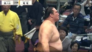 「割れてる」「パックリだ」振り返った力士の姿にファン衝撃 幕内の取組でアクシデント