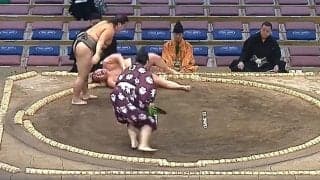 一体どうした？ 突如、力士が“フラフラ”になるアクシデント くるくるドスン…激しい相撲の直後に