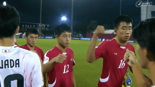 「何だこれ…？」サッカー北朝鮮代表の“グーパンチ挨拶”に世界衝撃「もはやボクシング」「なんて野蛮なんだ」日本戦で物議行動【U-17W杯】