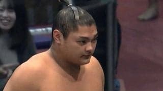 「異次元のスタイル…」「体に対してお顔がちっさい」高身長力士の“圧巻全身ショット“が土俵の上で映えまくり