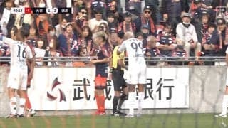ファン物議！「あれはいらないプレー」「謝ってたやん」蹴り出したボールが観客を直撃するアクシデントに「カードの対象になるべき」選手謝罪もスタジアムは大ブーイング