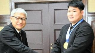 ジュニア相撲選手権で世界一、箕島高の麻田選手が和歌山県知事に報告