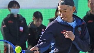 イチローがテニス挑戦、錦織圭のサーブ打ち返す