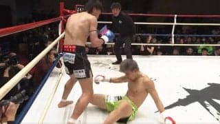 豪快ダウンが…「いいえバッティングでした」で“取り消し”の珍事 レフェリーの“神裁定”が話題
