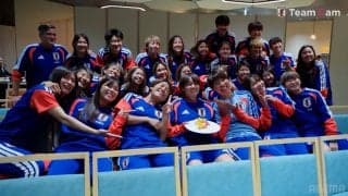 なでしこジャパンに“エアバンド”が爆誕？ニールセン監督の歌＆若手DF２人の伴奏がノリノリすぎる！宮澤ひなたの誕生日をお祝い